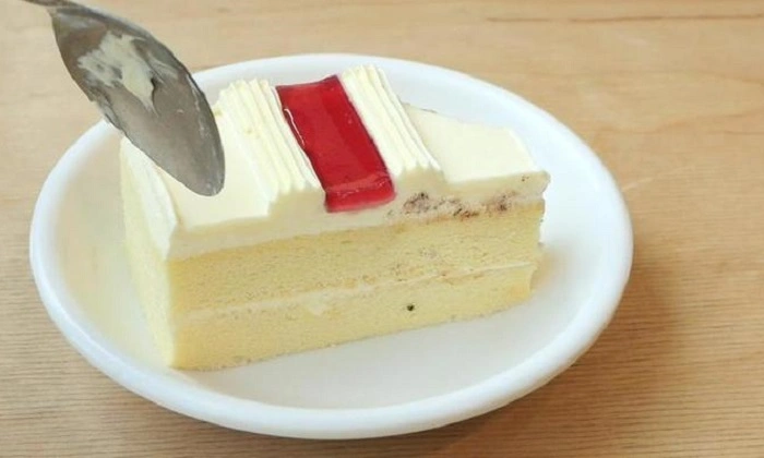 Why Cut a Round Cake in Squares 1