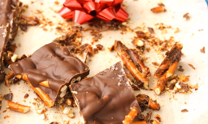 How to Make Christmas Crack Recipe With Pretzels
